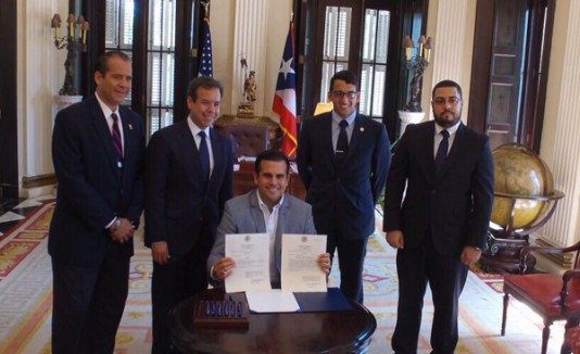 Ricardo Rosselló firma medidas que buscan fondos para la UPR