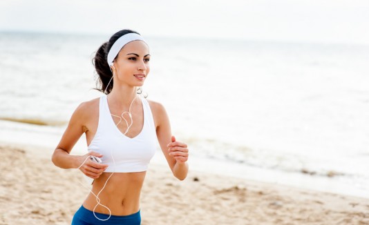 Ejercicios, mujer corriendo en la playa