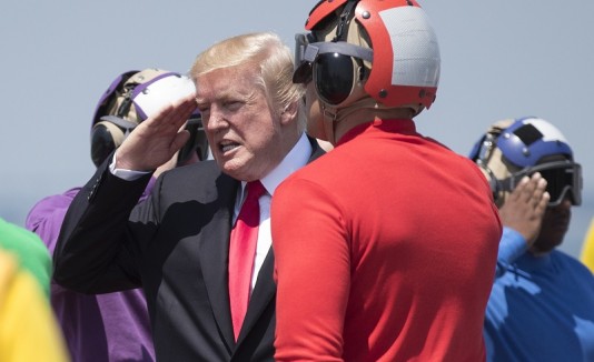 Trump con militares