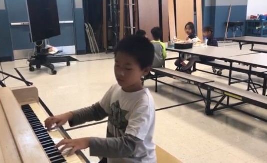 Niño pianista