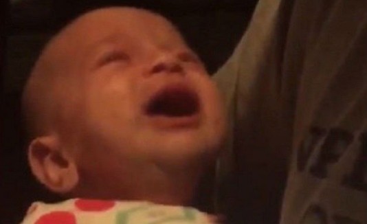 Un bebé deja de llorar con el himno de la Champions League