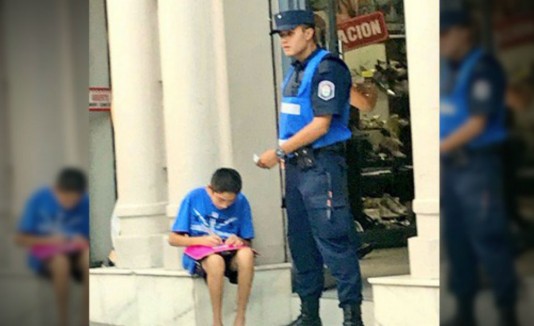Este policía argentino conmovió en las redes por su generoso acto con un niño