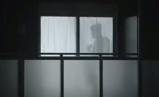 Hombre en la cortina