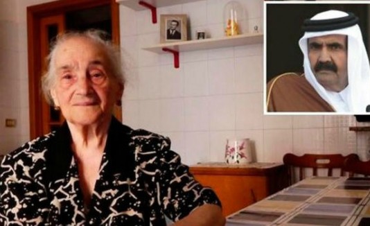 Anciana con regalo de Emir