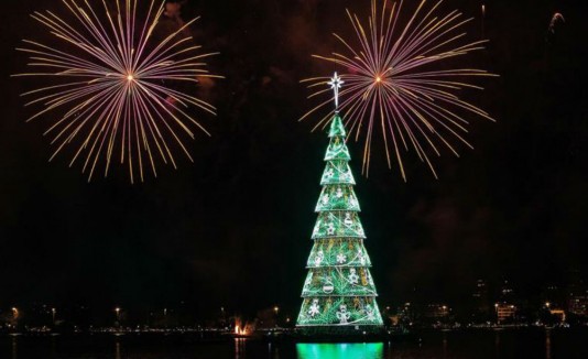 Tras dos años de ausencia, el árbol de navidad flotante más grande del mundo vuelve a iluminarse