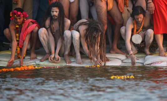 Kumbh Mela, el festival donde millones de personas “limpian” sus pecados en el río