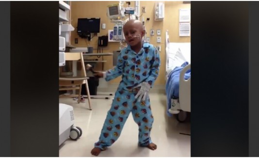 Niño baila al estilo de Michael Jackson