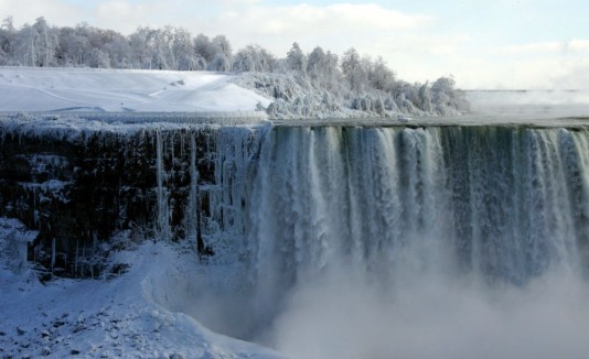 El intenso frío congela parte de las cataratas del Niágara