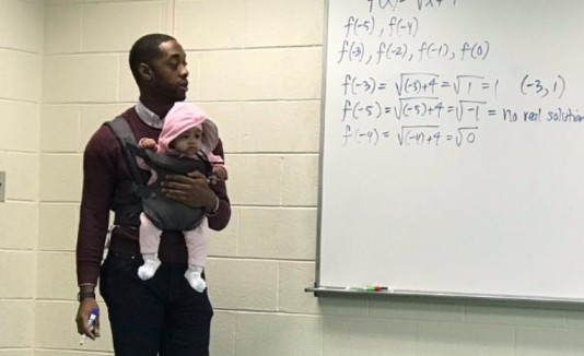 Profesor con bebé