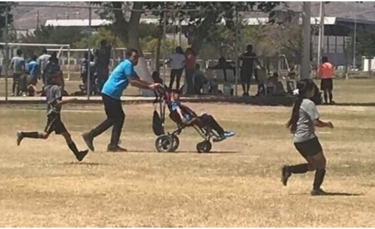 niño en silla de ruedas