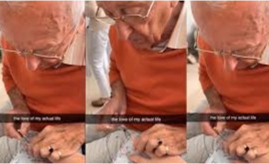Abuelo pintando uñas