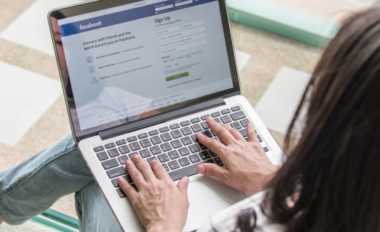 Marina Fernanda Aragunde encontró a su madre 24 años después a través de Facebook. (Shutterstock)