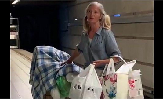 Emily Zamourka captó la atención de varios usuarios del metro en la ciudad de Los Angeles.