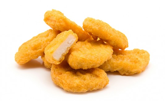 la engañaron y la obligaron a comer nuggets de pollo, los cuales creía que eran veganos.