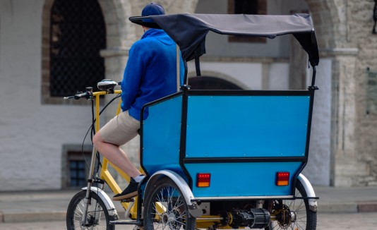 El niño no sufrió ninguna lesión ya que aterrizó sobre el asiento trasero de una bicitaxi que pasaba