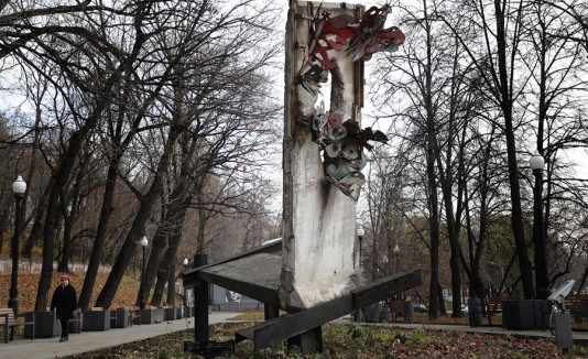 Vista del monumento que se alza en el centro de Moscú y que está creado con un auténtico fragmento del muro de Berlín, en Rusia.