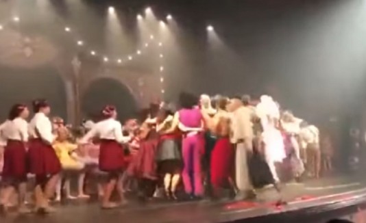 Bailarines de la Academia Sandra Godoy, durante el espectáculo. (Captura vídeo)