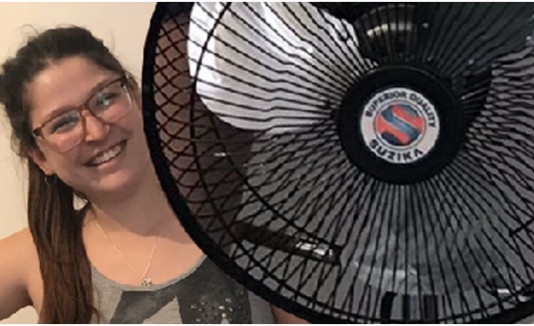 Mujer ventilador