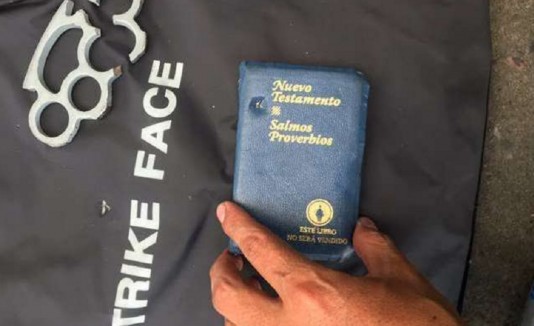 La Biblia sirvió como un escudo para el policía boliviano. (Captura Twitter)