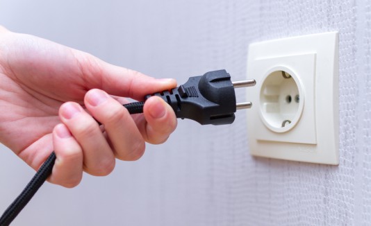 Detrás del enchufe estaba escondida una caja fuerte. (Shutterstock)