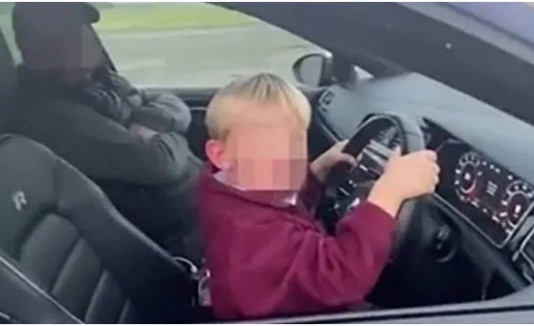 Niño conduciendo