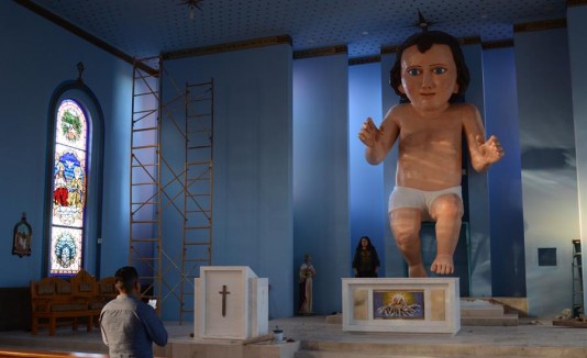 Feligreses católicos acuden este jueves a observar la figura del Niño Dios, a la parroquia de la Epifanía del Señor en la comunidad del Zóquite, en el estado de Zacatecas (México).