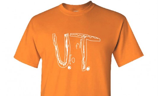 Fotografía cedida por la tienda oficial del campus de la Universidad de Tennessee (UTVolShop) que muestra la camiseta UT creada a partir del modelo de un niño que sufrió acoso escolar. EFE/Utvolshop