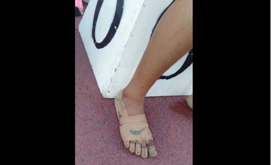 Rhea se fabricó sus propios calzados e incluso dibujó el logo de la marca "Nike" en ellos. (Facebook / Predirick B. Valenzuela)