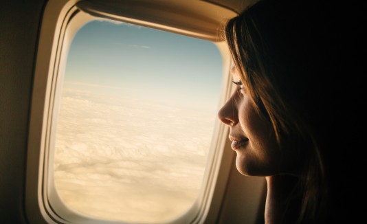 Mujer viaja en un avión
