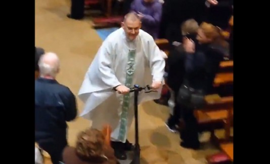 O’Conno sale de la iglesia a bordo de su nuevo monopatín. (Captura vídeo)
