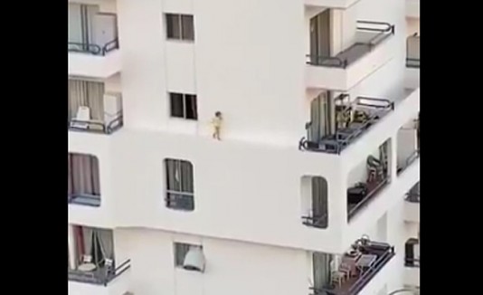 Niña en un edificio