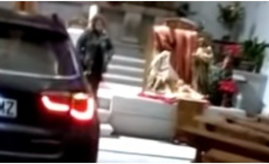 Embiste dentro de una iglesia