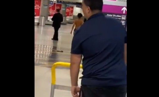 Mujer se desnuda en el aerpuerto de Miami