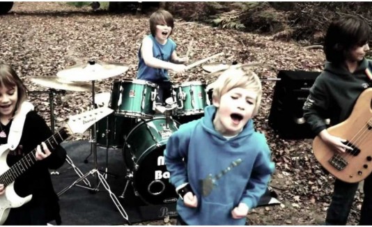 Niños tocan Metallica