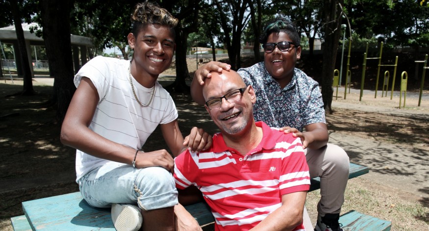 Ángel Ocasio disfruta su familia no tradicionaljunto a sus hijos.