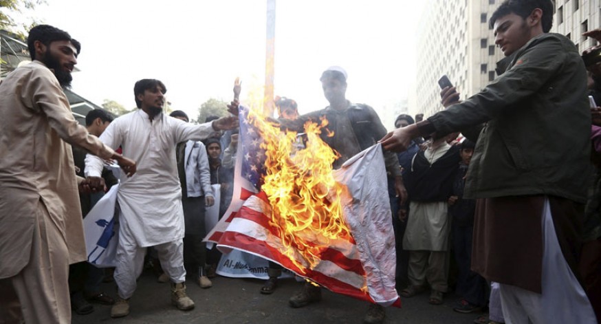 Simpatizantes del grupo de estudiantes Al-Muhammadiya (AMS) queman una bandera de Estados Unidos durante una protesta en Karachi (Pakistán) en contra de las sanciones impuestas por Estados Unidos al grupo AMS tras incluirlo en la lista de grupos terroristas.